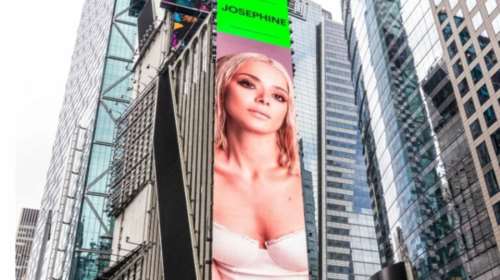 Διεθνής διάκριση για την Τζόζεφιν : Γιατί η Ελληνίδα ποπ τραγουδίστρια έγινε γιγαντοαφίσα στην Times Square της Νέας Υόρκης