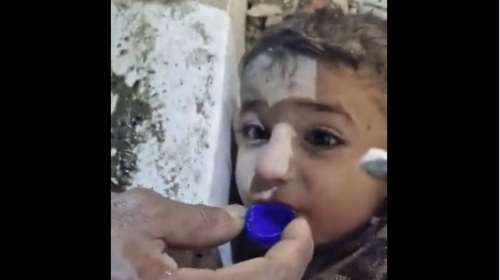 Σεισμός: Συγκλονίζουν τα βίντεο με εγκλωβισμένα παιδιά στα συντρίμμια - Αγοράκι πίνει λίγες σταγόνες νερό για να αντέξει