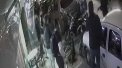 Βίντεο ντοκουμέντο από την στιγμή που πυροβολούν στο κεφάλι τον 35χρονο στον Άγιο Παντελεήμονα