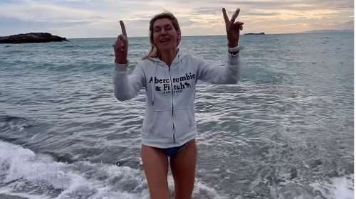 Η Ζέτα Δούκα έκανε το τελευταίο μπάνιο στη θάλασσα για το 2025 - Oι ευχές της για το νέο έτος [βίντεο]