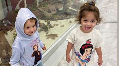 Αριάνα και Φιλίππα Τανιμανίδη: Παίζουν ντυμένες κοκκινοσκουφίτσες στο τεράστιο play room με τη μοντέρνα εσωτερική σκάλα