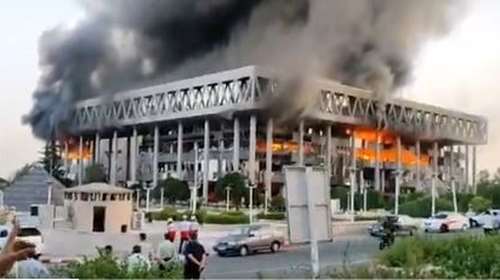 Η στιγμή της επίθεσης του Ισραήλ στην ιρανική κρατική τηλεόραση - Στις φλόγες το κτίριο [βίντεο]