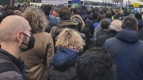 COP26: Εικόνες χάους με ατέλειωτες ουρές έξω  από το Συνεδριακό Κέντρο στη Γλασκώβη [εικόνες]