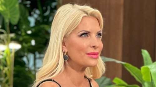 Ελένη Μενεγάκη: Κούκλα και λαμπερή, με μαύρο αέρινο slip dress [εικόνες]