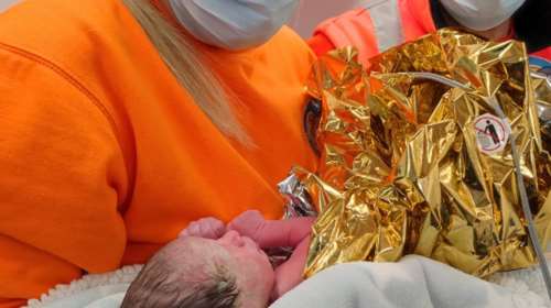 Κρήτη: To μωράκι... βιαζόταν και γεννήθηκε μέσα στο ασθενοφόρο του &quot;Χαμόγελου του Παιδιού&quot;