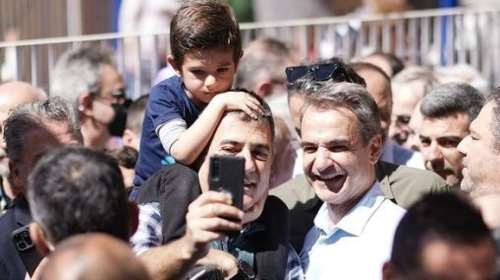 Μητσοτάκης στο Μοσχάτο: Σέλφι με πολίτες και η ανάρτηση στο Instagram με το &quot;ευχαριστώ&quot; του πρωθυπουργού