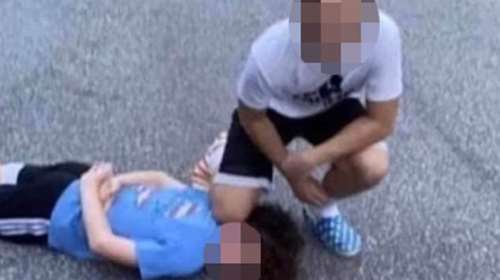 Οργή για το αηδιαστικό &quot;George Floyd challenge&quot; - Φωτογραφίζονται με το γόνατο πάνω στον λαιμό φίλων τους [εικόνες]