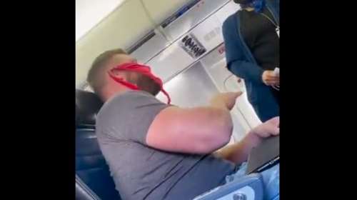 ΗΠΑ: Επιβάτης υποχρεώθηκε να κατέβει από αεροπλάνο γιατί φορούσε στο πρόσωπο στρινγκ αντί για μάσκα [Βίντεο]