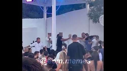 Άγριο ξύλο σε κλαμπ στη Χαλκιδική: Μπουνιές και κλοτσιές ανάμεσα σε νεαρούς [Βίντεο]