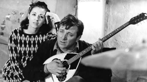 &quot;Εγώ είμαι Κωστάκη η Ελενίτσα&quot;...Τα Χρόνια Πολλά της Finos Film στους εορτάζοντες [Βίντεο]