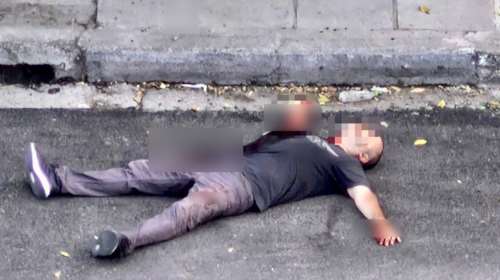 Η στιγμή που ο 49χρονος οδηγός στο Χαλάνδρι εντοπίζεται ξαπλωμένος μέσα στα αίματα - Φώναζε &quot;μαχαιρώστε με&quot;