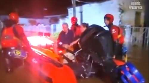 Kακοκαιρία Daniel: 1.181 διασώσεις σε 3 μέρες, 6.406 κλήσεις για βοήθεια – Στιγμιότυπα από απεγκλωβισμό μέσα στη νύχτα