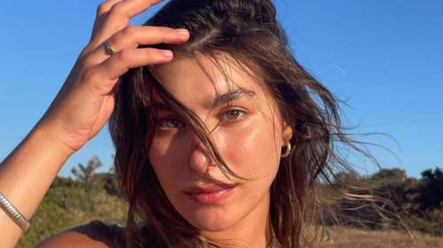 Summer girl η Χρύσα Μιχαλοπούλου: Με σιθρού κρεμ μάξι φόρεμα και μαύρο μπικίνι