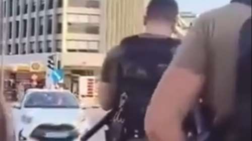 Ανδρας των ΜΑΤ έξω από την πρεσβεία του Ισραήλ: &quot;Έπρεπε να το είχαν βουλιάξει το μπουρδ@@@&quot; το Madleen [βίντεο]