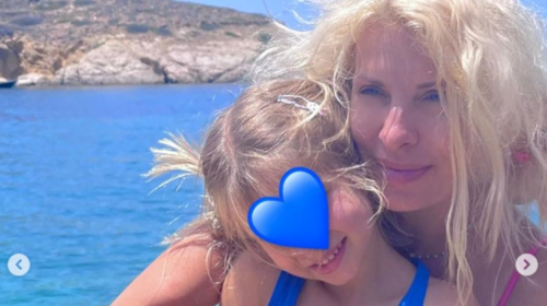 Μαρίνα Παντζοπούλου: Η κατάξανθη κόρη της Ελένης Μενεγάκη στο σκάφος με τους γονείς της