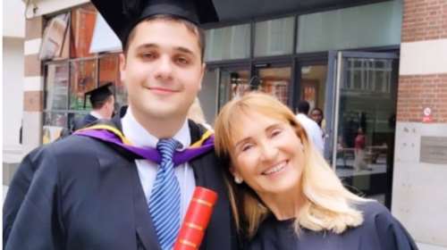 Μάρα Ζαχαρέα - Βασίλης Ρουσόπουλος: Μαμά και γιος στα βόρεια προάστια με τζιν και σνίκερς