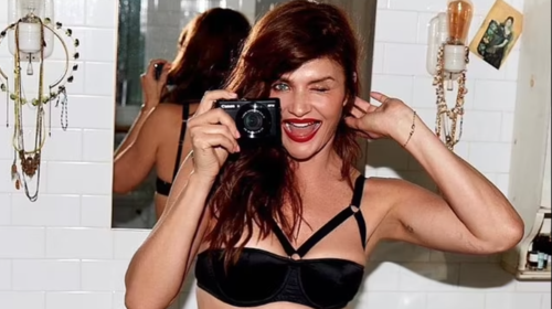 Έλενα Κρίστενσεν: Στα 52 της ποζάρει με εσώρουχα - Το αψεγάδιαστο κορμί της