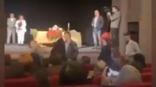 Λέρος: Βρισιές, σπρωξίματα και αποδοκιμασίες στην ορκωμοσία του νέου Δημοτικού Συμβουλίου [βίντεο]