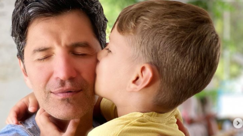 Το τρυφερό φιλί του γιου του Σάκη Ρουβά - Οι διακοπές με την Κάτια Ζυγούλη και τα παιδιά τους