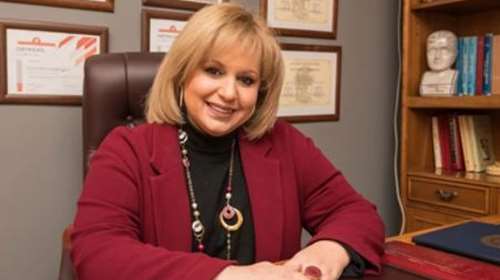 Γλυκά Νερά: Νέα στοιχεία για τη &quot;ψυχολόγο&quot; της Καρολάιν - Τι ισχύει τελικά με τη Μεγάλη Στοά [Βίντεο]