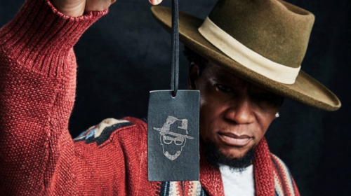 Κατέρρευσε επί σκηνής από κορονοϊό ο γνωστός κωμικός Ντι Ελ Χιούγκλι