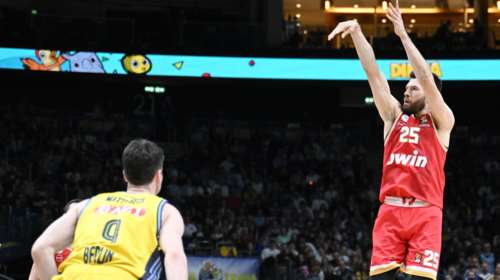 Αλμπα Βερολίνου-Ολυμπιακός 92-100: Με τρομερό Πίτερς γλίτωσε το κάζο και ανέκτησε την πρωτιά