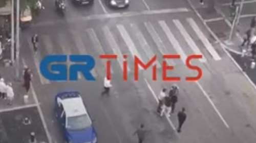 Θεσσαλονίκη: Επιτέθηκε με μπουνιές σε οδηγό ταξί στη μέση του δρόμου [βίντεο]