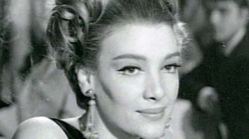 Very chic: Η Μάρω Κοντού κούκλα και κομψή στον δεύτερο γάμο της το 1975 - Ρετρό φωτογραφία