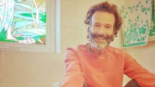 Ο... ατρόμητος Θανάσης Ευθυμιάδης ποζάρει ημίγυμνος στα χιόνια [εικόνα]