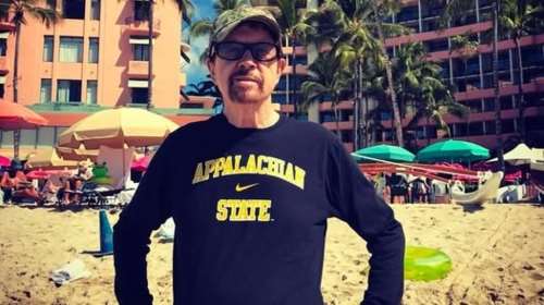 Πέθανε ο εμβληματικός συγγραφέας Τομ Ρόμπινς - Δημιουργός των &quot;Ακόμα και οι Καουμπόισσες Μελαγχολούν&quot; και &quot;Τρυποκάρυδος&quot;