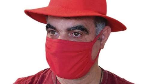 Ο Κώστας Βαξεβάνης στηρίζει την Ολλανδή δημοσιογράφο με κόκκινο καπέλο και κόκκινη μάσκα - Χαμός στα social