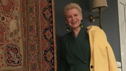 Η Ελενα Ακρίτα ειρωνεύεται τον Ζελένσκι, την ώρα που οι Ουκρανοί βομβαρδίζονται- Τον αποκαλεί και φασίστα