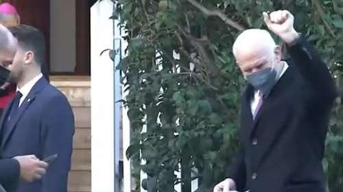 Ο Γιώργος Παπανδρέου επισκέφθηκε τον Πάπα Φραγκίσκο και έκανε το σήμα της νίκης  [βίντεο]