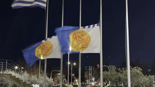 Θεσσαλονίκη: Μεσίστιες οι σημαίες στο δημαρχείο – Η πόλη πενθεί για τους επτά φιλάθλους του ΠΑΟΚ
