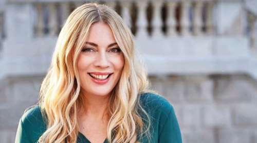 Σμαράγδα Καρύδη: Μια κούκλα στα 51 της, ποζάρει χωρίς ίχνος μακιγιάζ [εικόνα]