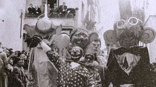 Εύθυμες ιστορίες και ευτράπελα της Αποκριάς των περασμένων αιώνων -Μπαλ μασκέ, ρόπαλα και γαϊτανάκι στην παλιά Αθήνα [εικόνες]