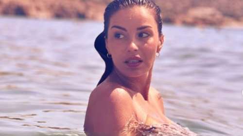 Χριστίνα Κολέτσα: Κολυμπά τόπλες και μας αποκαλύπτει το τατουάζ της [εικόνες]