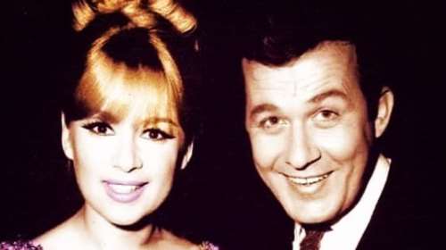 Βουγιουκλάκη - Παπαμιχαήλ: Το άγνωστο τάμα στην Τήνο και η βάφτιση του γιου τους - Σπάνια φωτογραφία