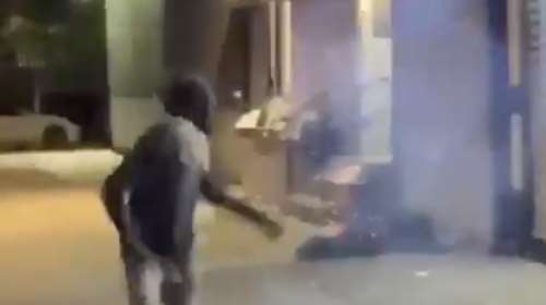 Εξοργιστικό βίντεο από το Χάρλεμ: Ομάδα νεαρών πετά βαρελότο σε άστεγο ενώ κοιμάται