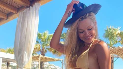 Οι πόζες της Βίκυς Κάβουρα με ολόχρυσο μαγιό στη Μύκονο [εικόνες]