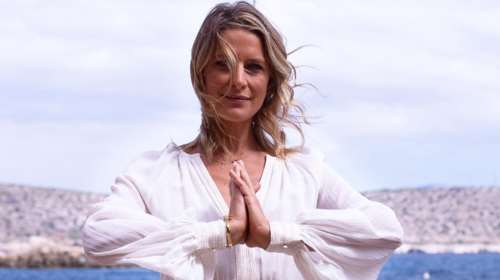 Τατιάνα Μπλάτνικ: Βόλτα στα Κουφονήσια με το πιο στιλάτο φθινοπωρινό ασύμμετρο φόρεμα