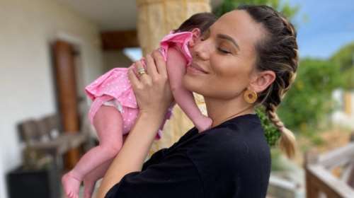 Iωάννα Μαλέσκου: Η φωτογραφία από την ημέρα που η κόρη της έγινε ενός μήνα - Η τρυφερή αγκαλιά και το φιλί