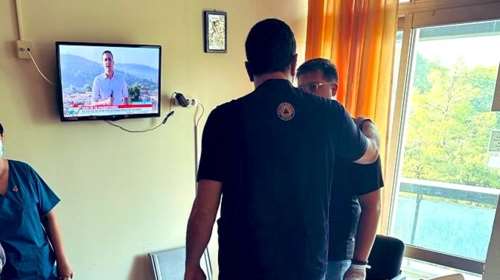 Πυροσβέστης έπαθε έμφραγμα στη μάχη με τις φλόγες - Τον επισκέφθηκε στο ΓΝΑ ο Κικίλιας