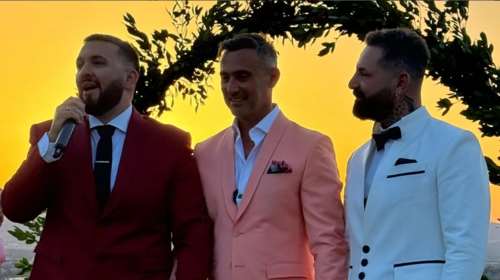 Γιώργος Καπουτζίδης: Με ροζ κοστούμι στον γάμο φίλων του με φόντο το ηλιοβασίλεμα - Ο διαφορετικός ρόλος του