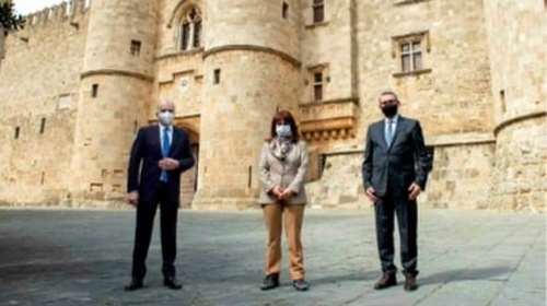 Όταν η Πρόεδρος έβγαλε τις γόβες της: Τα casual παπούτσια της Σακελλαροπούλου και τα άδικα σχόλια