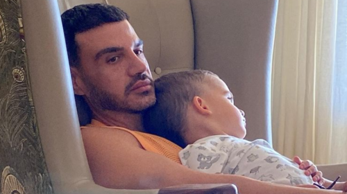 Παντελής Τουτουντζής: Φωτογραφίζει τα παιδιά του στο μοντέρνο σαλόνι του σπιτιού του