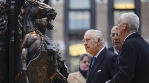 Σε εκδήλωση για την Ελισάβετ ο βασιλιάς Κάρολος - Τα αποκαλυπτήρια και τα "θηρία της βασίλισσας"