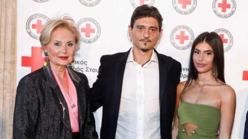 Δέσποινα Γιαννακοπούλου: Η glam εμφάνιση της μητέρας του Δημήτρη Γιαννακόπουλου σε δεξίωση - Το metallic σακάκι της