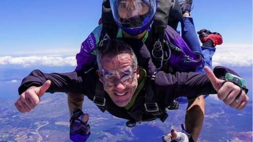 Τολμηρός ο Κώστας Μπακογιάννης: Εκανε ελεύθερη πτώση ανήμερα της γιορτής του