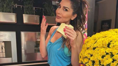 Η Δέσποινα Βανδή σε τρελά κέφια: Χορεύει στην κουζίνα της και μας δείχνει το σαρακοστιανό τραπέζι